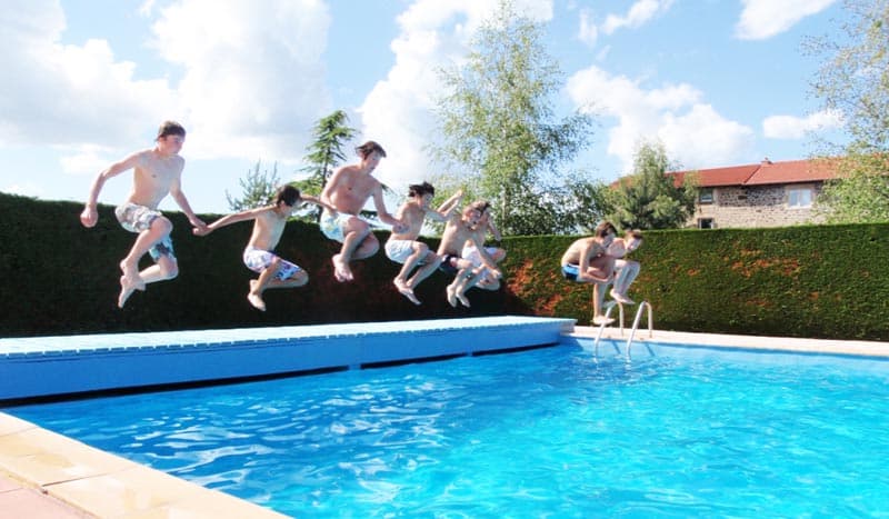 Adolescents à la piscine