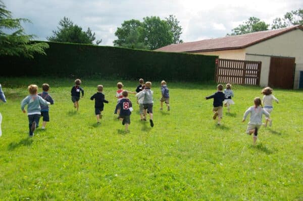 Enfants jouant dans la prairie (6-12 ans)