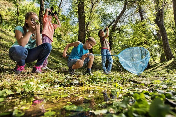 Enfants et adolescents s'amusant en colonie de vacances